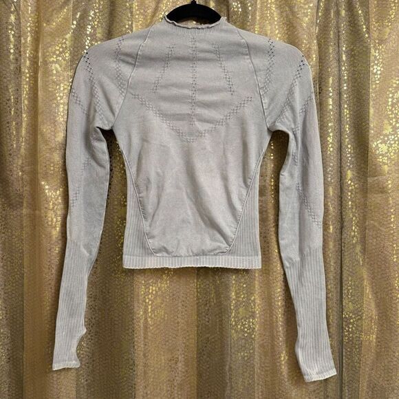 Free People Good Karma Ice Gray Form Fitting Workout Top X/S NWOT - Picture 1 of 9